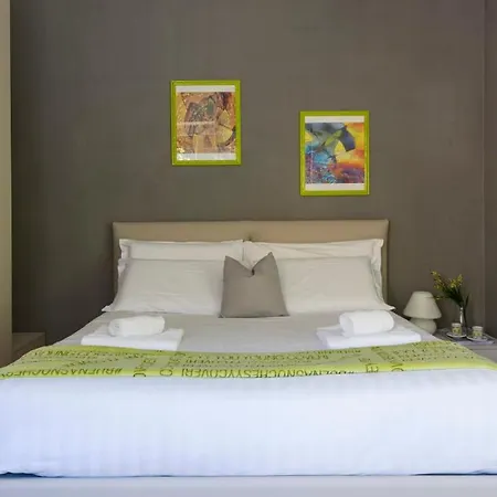 Joivy Vibrant Studio Near Train Station Apartment